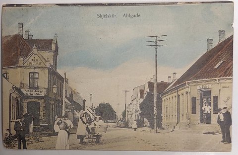 Postkort: Liv.i Ahlgade i Skælskør i 1906