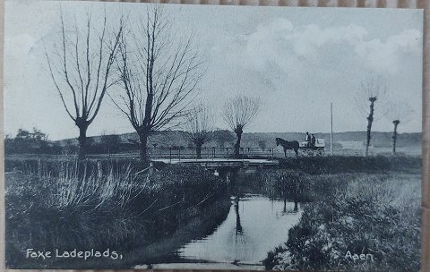 Postkort: Motiv med hestevogn ved Aaen, Faxe Ladeplads ca. 1910