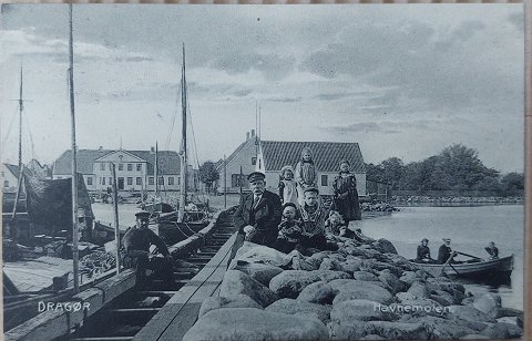 Postkort:.Personer på havnemolen I Dragør I 1906