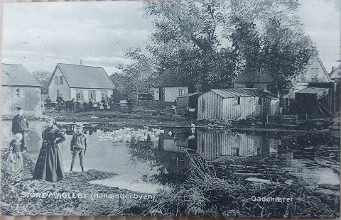 Postkort: Motiv med liv ved gadekæret i Store Magleby (Hollænderbyen) i 1906
