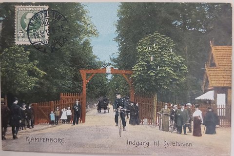 Postkort: Motiv med liv ved indgangen til Dyrehaven ved Klampenborg ca. 1910