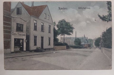 Postkort: Udbyhøjvejen med Cigar & Tobakshandel butiksfacade I 1914