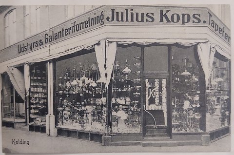 Postkort: Butiksfacade I Kolding i 1910
