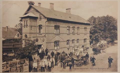 Postkort: Posten bringes ud i Brønderslev posthus I 1912