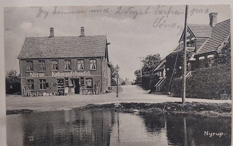 Postkort: Motiv med Købmandshandlen i Nyrup i 1912