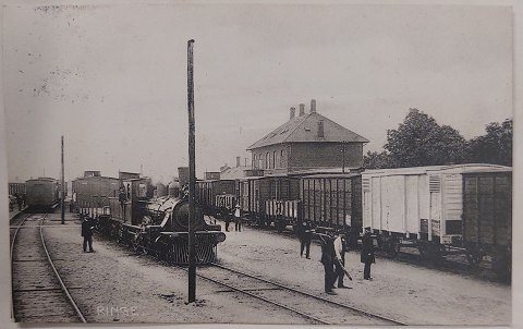 Postkort: Motiv med lokomotiv og jernbane personsale ved Ringe station 1911