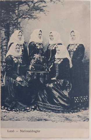 Postkort: Seks kvinder i Læsø.Nationaldragter Stjernestempel VESTERØ