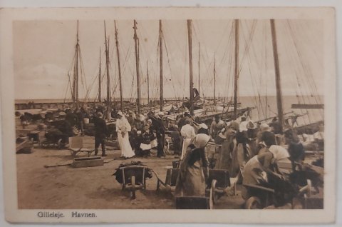Postkort: Liv I havnen I Gilleleje I 1913
Gamle postkort købes og sælges 
Køber hele samlinger , et postkortalbum eller flere postkort albums