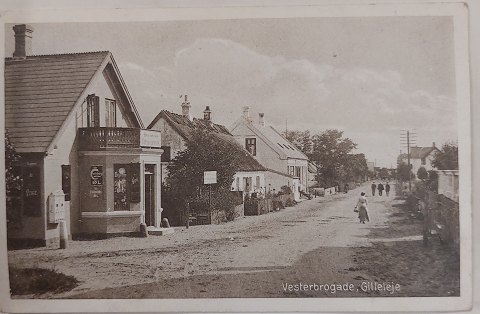 Postkort: Motiv fra Vesterbrogade I Gilleleje I 1917.