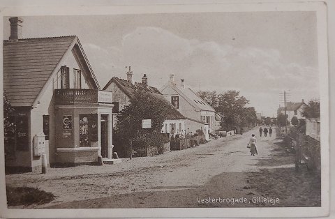 Postkort: Motiv fra Vesterbrogade I Gilleleje I 1917.
Gamle postkort købes og sælges ... Enkeltvis, hele kasser og fyldte postkort 
album 
Postkortalbum