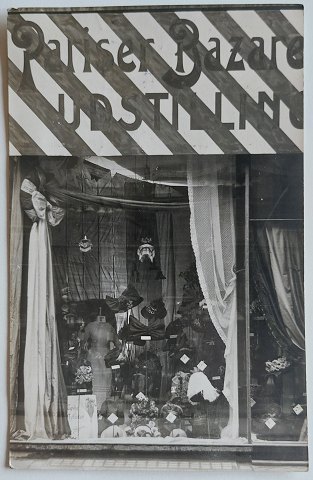 Postkort: Butiksfacade Pariser Bazare Udstilling I 1914