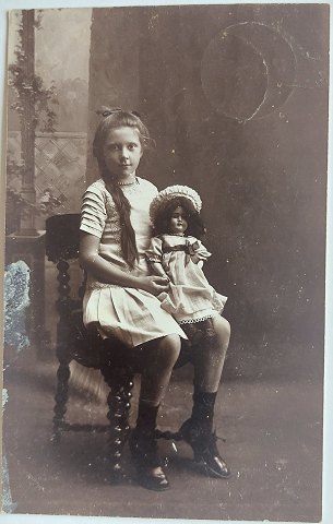 Postkort: Portræt af pige med hendes dukke i 1912
Gamle postkort købes og sælges 
Køber hele samlinger , et postkortalbum eller flere postkort albums