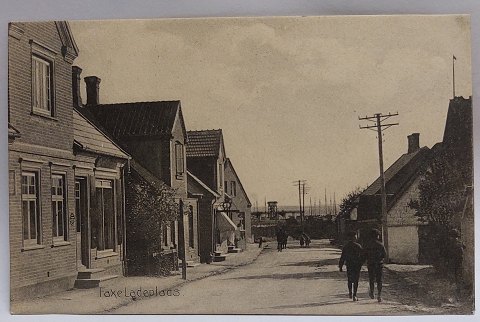 Postkort: Gademotiv fra Faxe Ladeplads i 1909