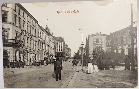 Postkort: Motiv med liv på Karl Johan, Kristiania,  Norge