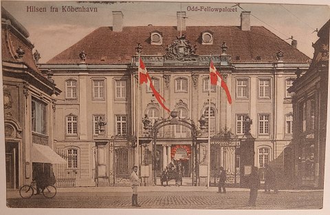 Farvelagt postkort: Motiv med Odd Fællow Palæet I 1908