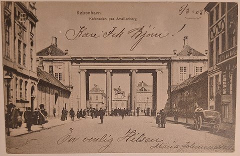 Postkort: Liv ved kolonaden på Amalienborg i 1906