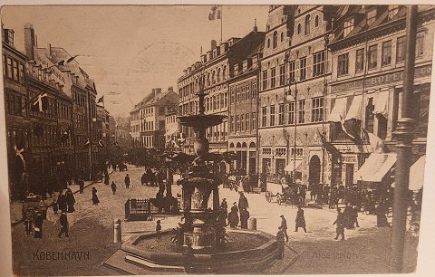 Postkort: Liv ved Storkespringvandet på Amagertorv på Strøget i 1907