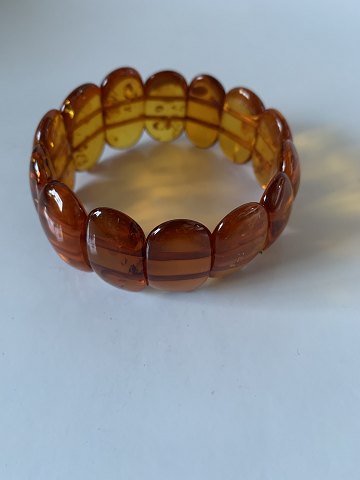 Armbånd i rav, med elastik. Unikt armbånd, med flot look.
Højde 3 cm