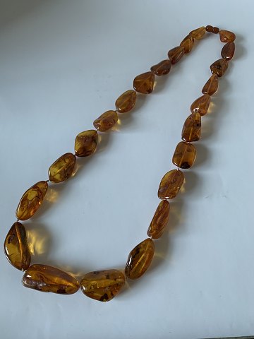 Necklace in amber, with a unique look and vivid expression.
Length 77 cm