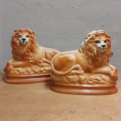 LARGE FIGURES: Pair of Staffordshire lions in faiance from c. 1900