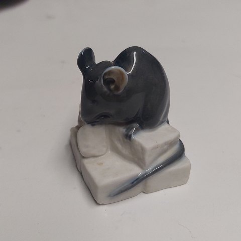 ROYAL COPENHAGEN: Figure of mouse in porcelain no. 510
