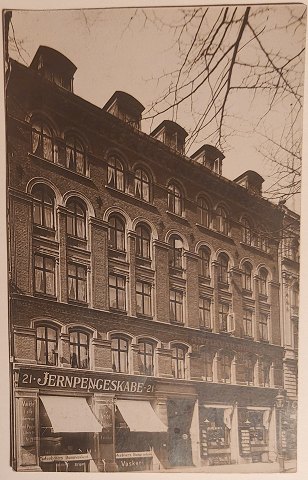 Postcard: Shop facade Iron safes c.  1910
&#8203;