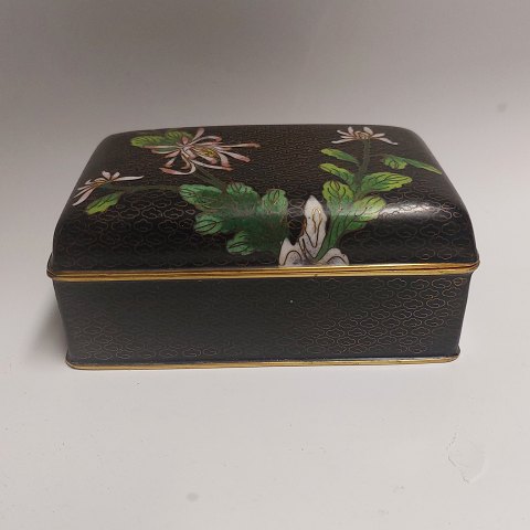 Cloisonne lidded box in metal with flower decoration
&#8203;
