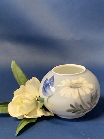 Miniature vase from Royal Copenhagen
Deck no. 2688-42A
Height 6 cm approx