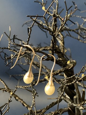 Silver earrings with white pearl
Stamped 925 p