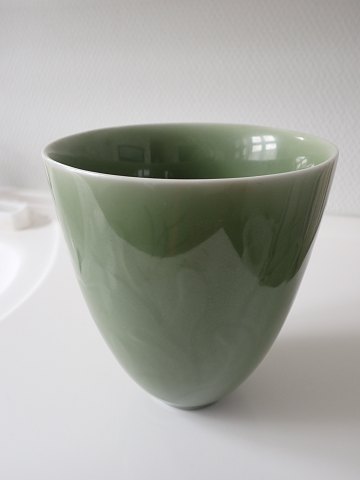 Gerd Bøgelund, Kgl. - stentøjsvase med grøn celadonglasur.