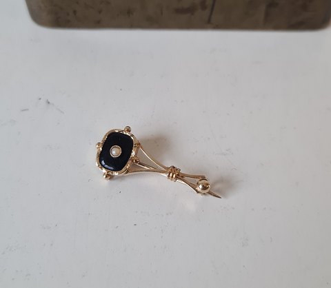 1800tals broche i 14 kt guld med onyx og lille perle