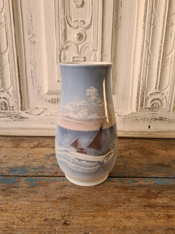 B&G vase dekoreret med skib på åbent hav no. 1302/6211
