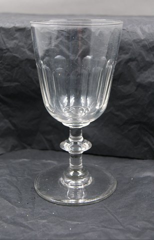 Christian Eight glasses by Kastrup/Holmegaard, Denmark. Bourgogne or large red 
wine glasses 17,3cm