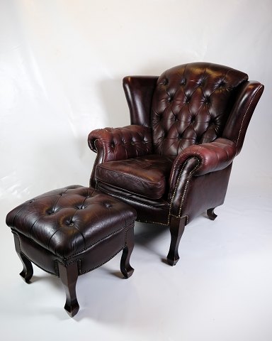 Chesterfield Armchair - Footstool - Black Lacquered Wood Legs - Red Leather - 
1920
Great condition
