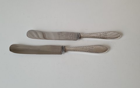 Empire frokostkniv i sølvplet og stål med bredt blad 21 cm.