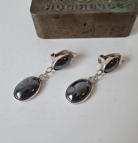 Pair of vintage earclips in sterling silver with hematite
