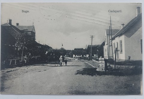 Postkort: Gadeparti fra Bogø i 1912