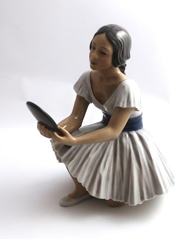 Dahl Jensen. Porcelænsfigur. Ballerina med spejl. Model 1224. Højde 18 cm. (1 
sortering)
