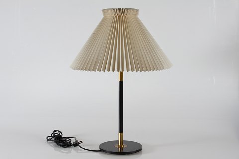 Le Klint + Aage Petersen
Bordlampe model 352