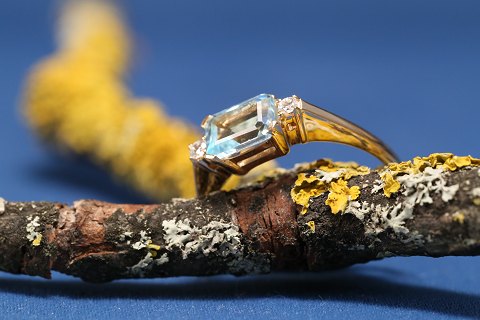 Gold ring in 14 carat gold with blue tupas and brilliants. Stamp 585 HS, size 
54.