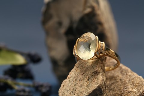 Beautiful ring in 10 carat gold, with large light green stone and brilliants. 
Size 58.