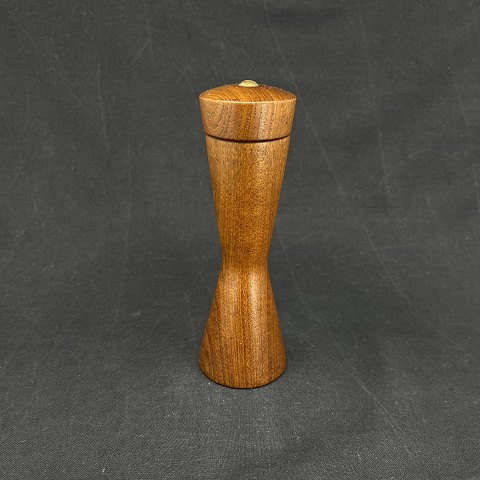 Tall pepper grinder in solid teak, rounded top