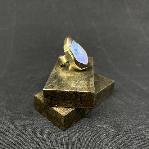Ring in gold with polished opal
