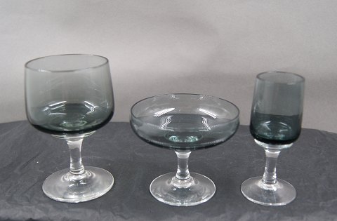 Atlantic røgfarvede glas fra Holmegaard.  Portvinsglas, likørskåle & snapseglas