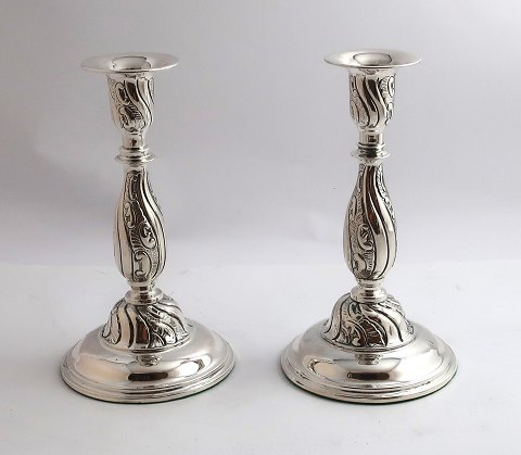 Silberne Kerzenleuchter (830). Ein Paar. Höhe 17 cm.