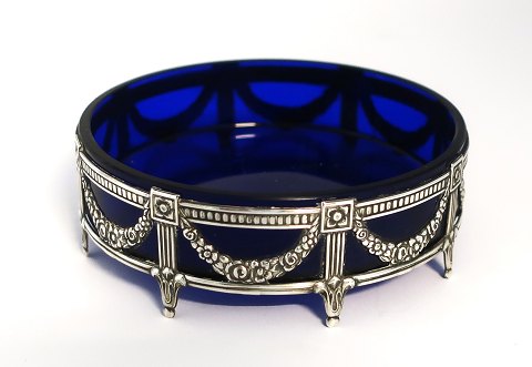 Bottle tray in blue glass with sterling silver mounting (925). Diameter 10 cm.