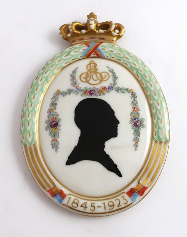 Royal Copenhagen. Silhouette platte. Prins Ernst August. Hertug af Cumberland & 
Brunswick. 1845-1923. Højde 12,6 cm. (1 sortering)