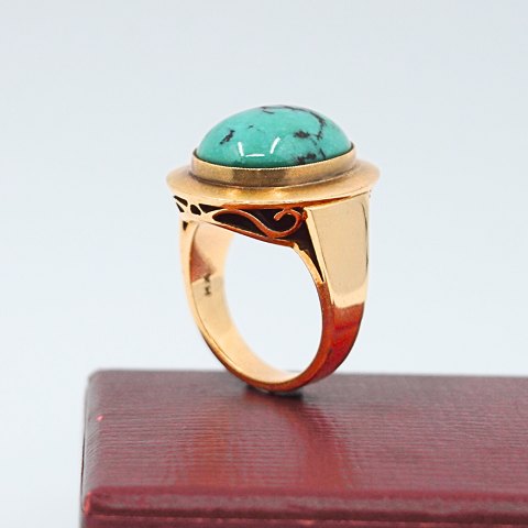 Ring of 14k gold, set with a large turquoise