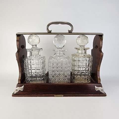 Tantelus med 3 karafler