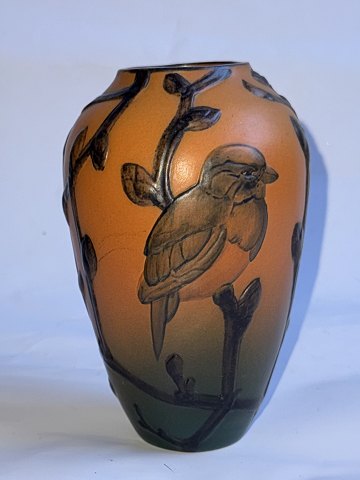 Vase med dekoration af fugl fra p. Ipsens Enke